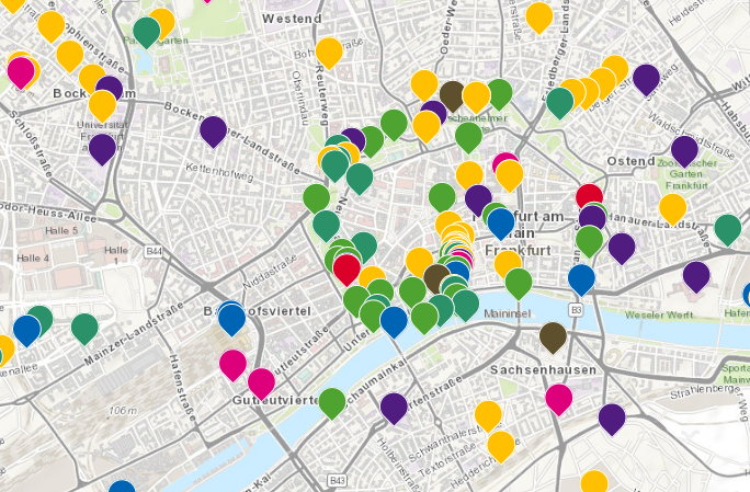 Ein Foto zeigt den Stadtlplan Frankfurts aus dem Stadtlabor Digital mit den farbigen Markierungen für die Beiträge.