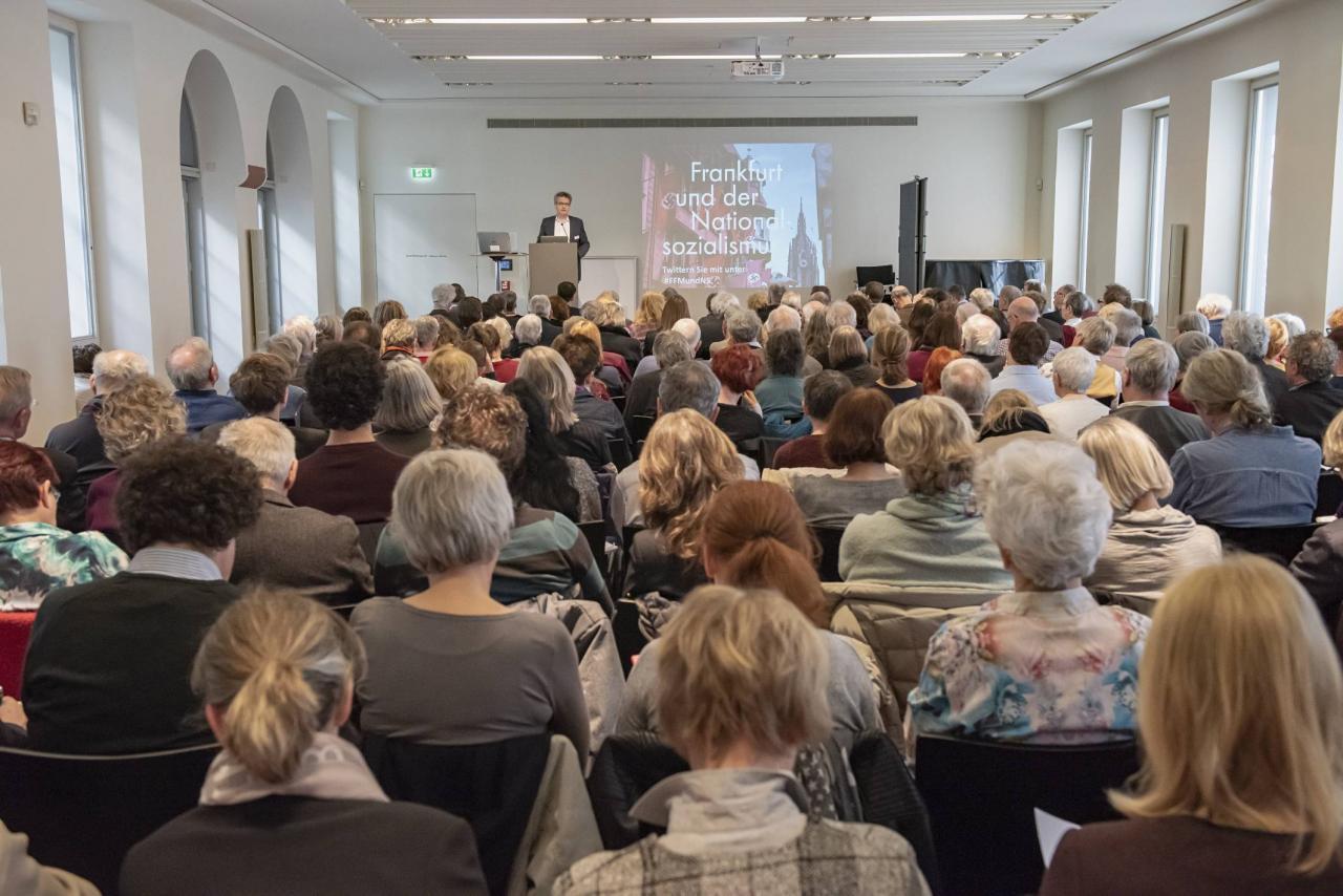 Das Foto zeigt das Publikum der Tagung Frankfurt und der Nationalsozialismus während des Redebeitrags von Prof. Dr. Habbo Knoch