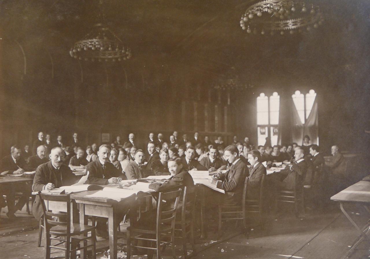 Das historische Foto von Carl Abt zeigt Aufstellung der Wahllisten zur Nationalversammlung im Kaisersaal im Römer am 7 Januar 1919