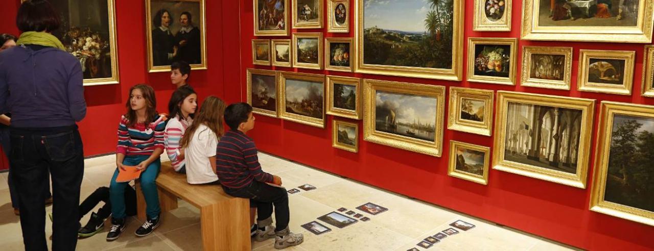 Das Bild zeigt Kinder in der Kinderspur in der Sammler und Stifter Ausstellung im Historischen Museum Frankfurt