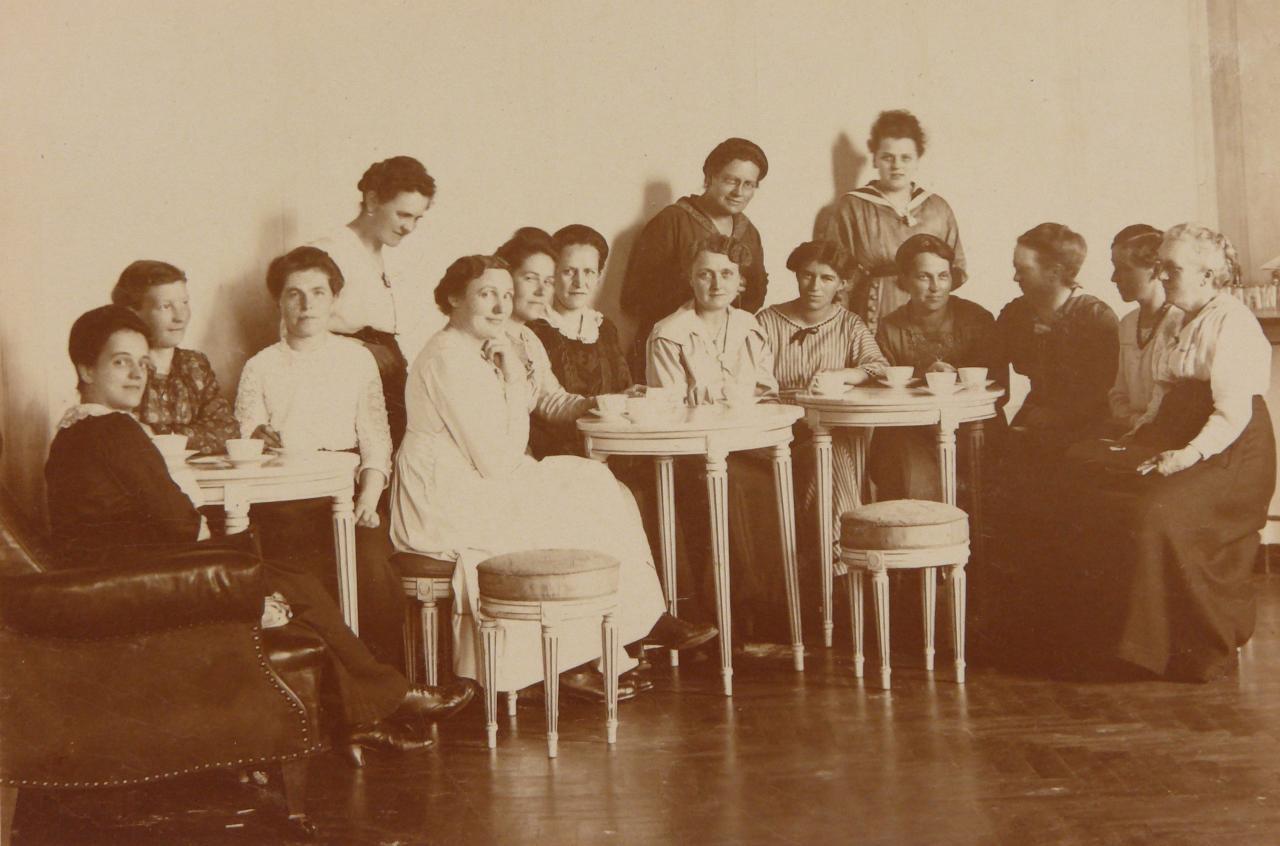 Das historische Foto von 1919 aus dem Nachlass der Abgeordneten Johanna Tesch zeigt Kaffeepause der weiblichen Abgeordneten der Nationalversammlung in Weimar