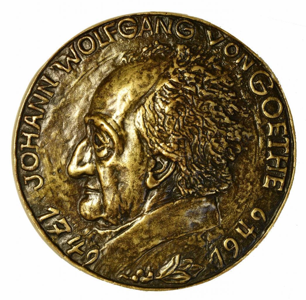 Das Foto zeigt eine Münze mit dem Antlitz Johann Wolfgang Goethes.