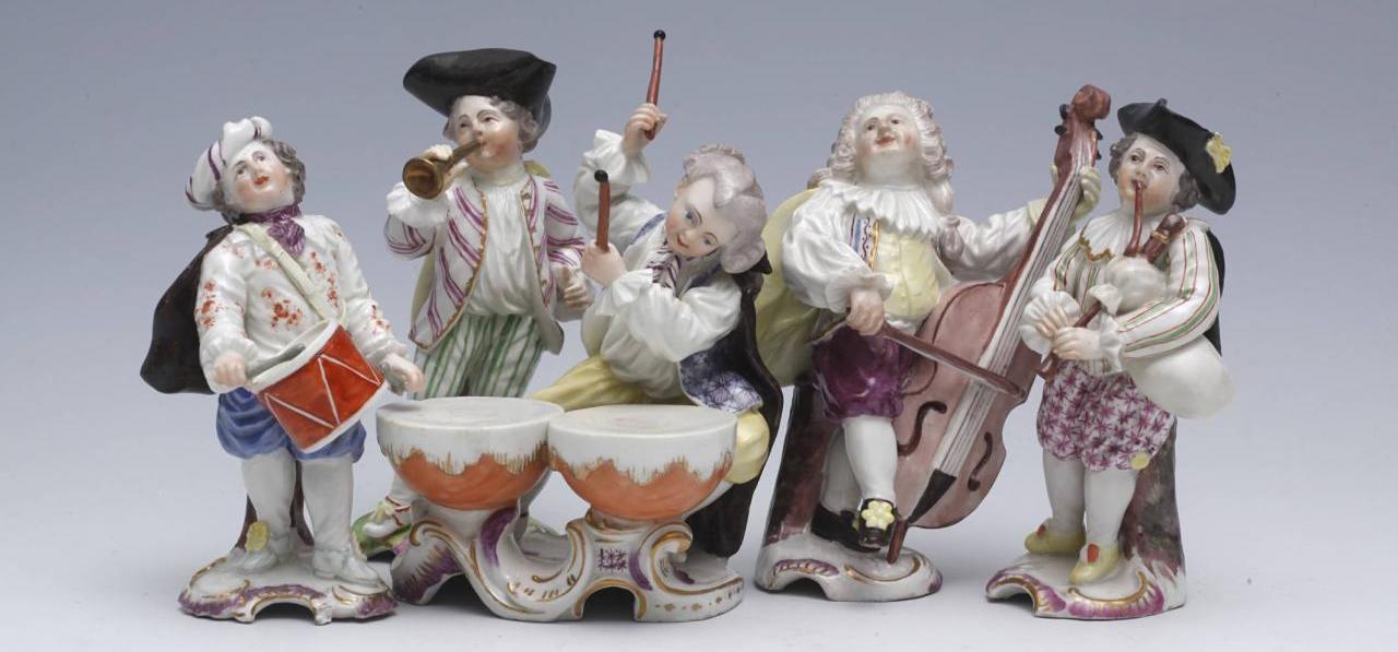 Das Bild zeigt fünf Porzellanfiguren mit ihren Instrumenten.