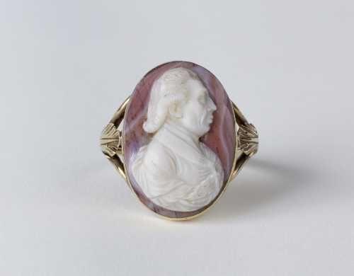 Das Foto zeigt Ring mit dem Brustbild Carl Theodor von Talbergs als Achat-Kamee 