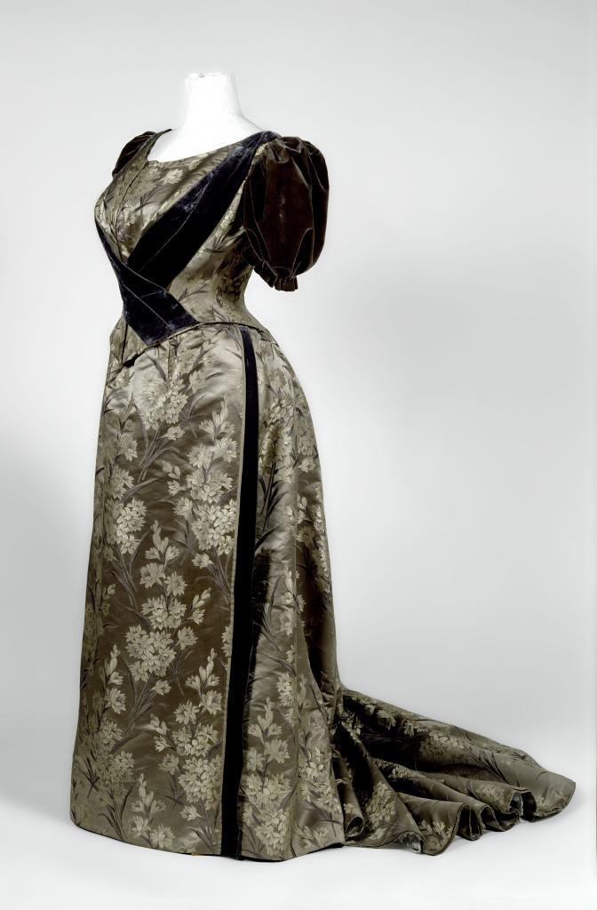 Das Foto zeigt ein Gesellschaftskleid von 1889