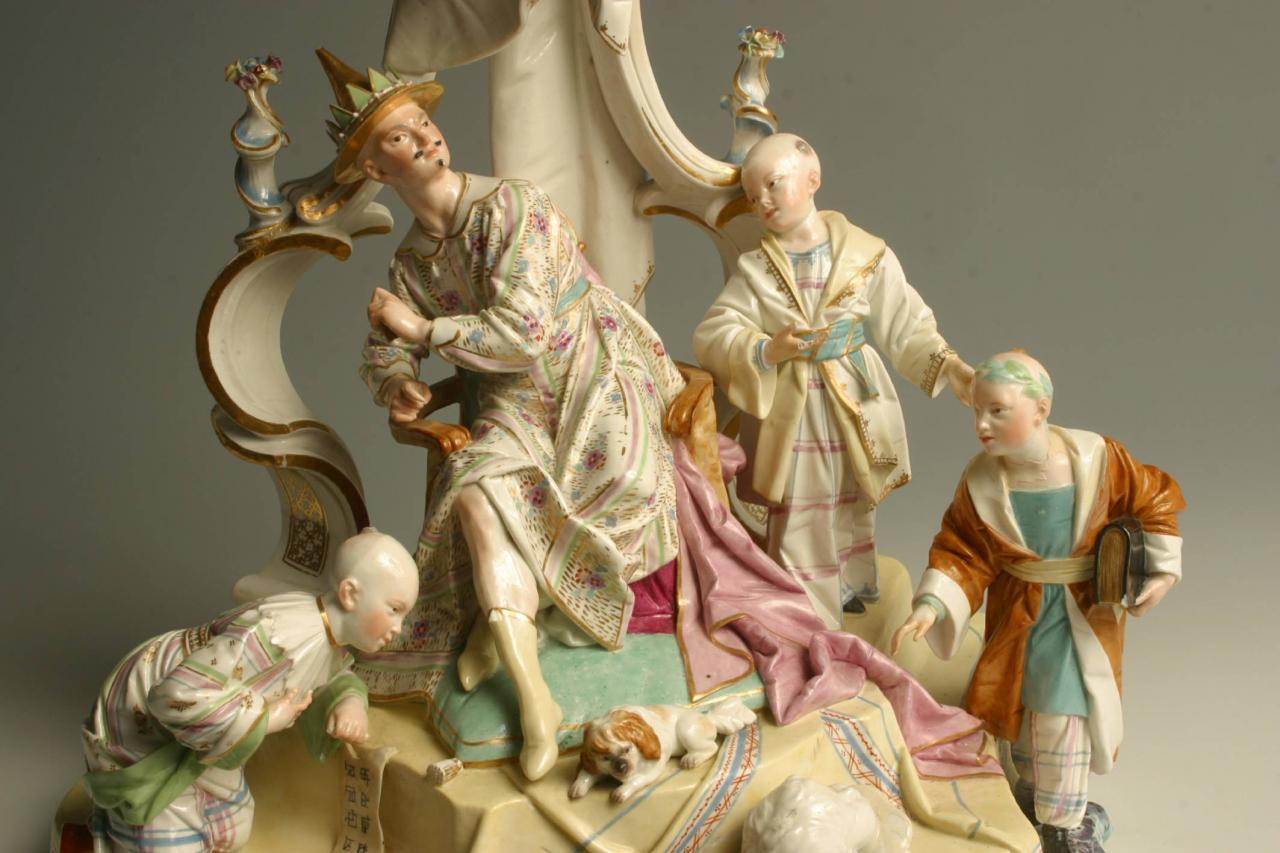 Das Foto zeigt eine Porzellangruppe von Peter Melchior mit dem chniesischen Kaiser
